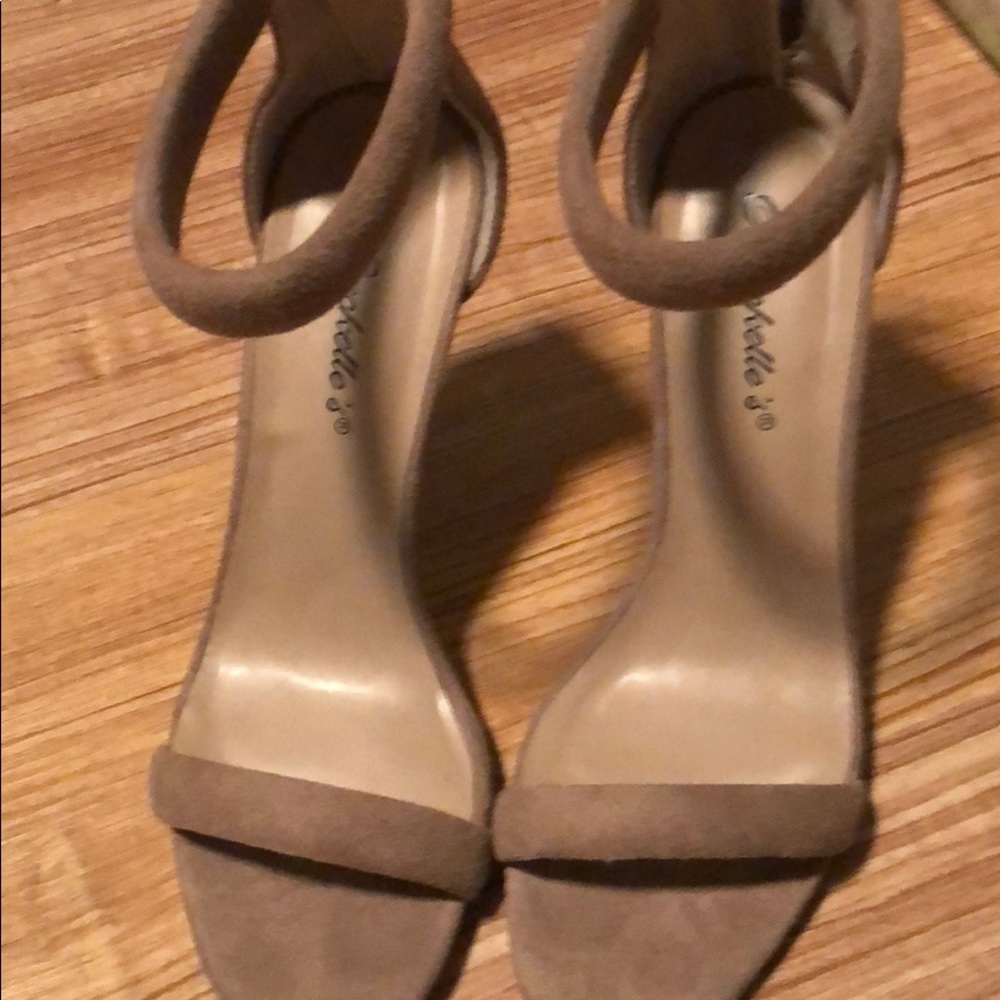 Like new nude suede sandal